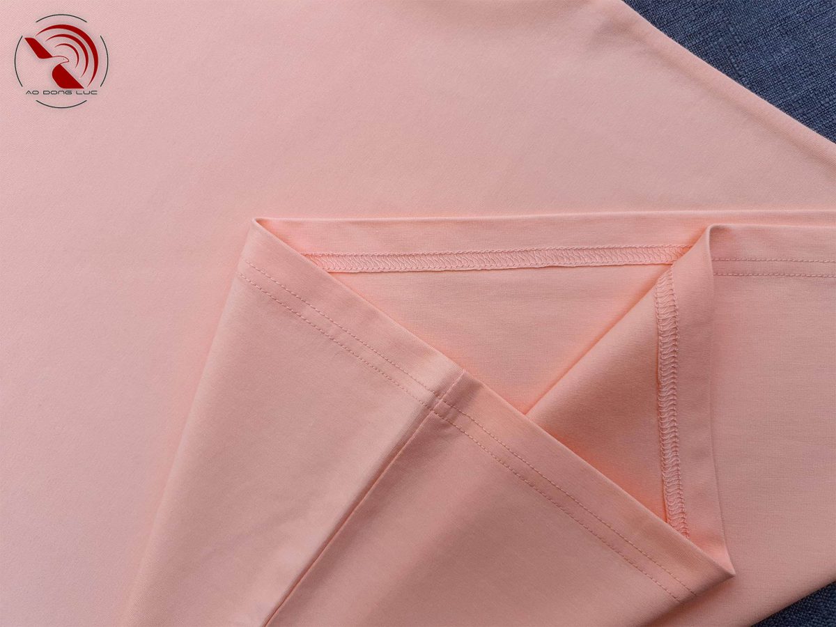 Chi tiết vạt áo áo thun cổ tròn cotton cao cấp màu hồng dâu