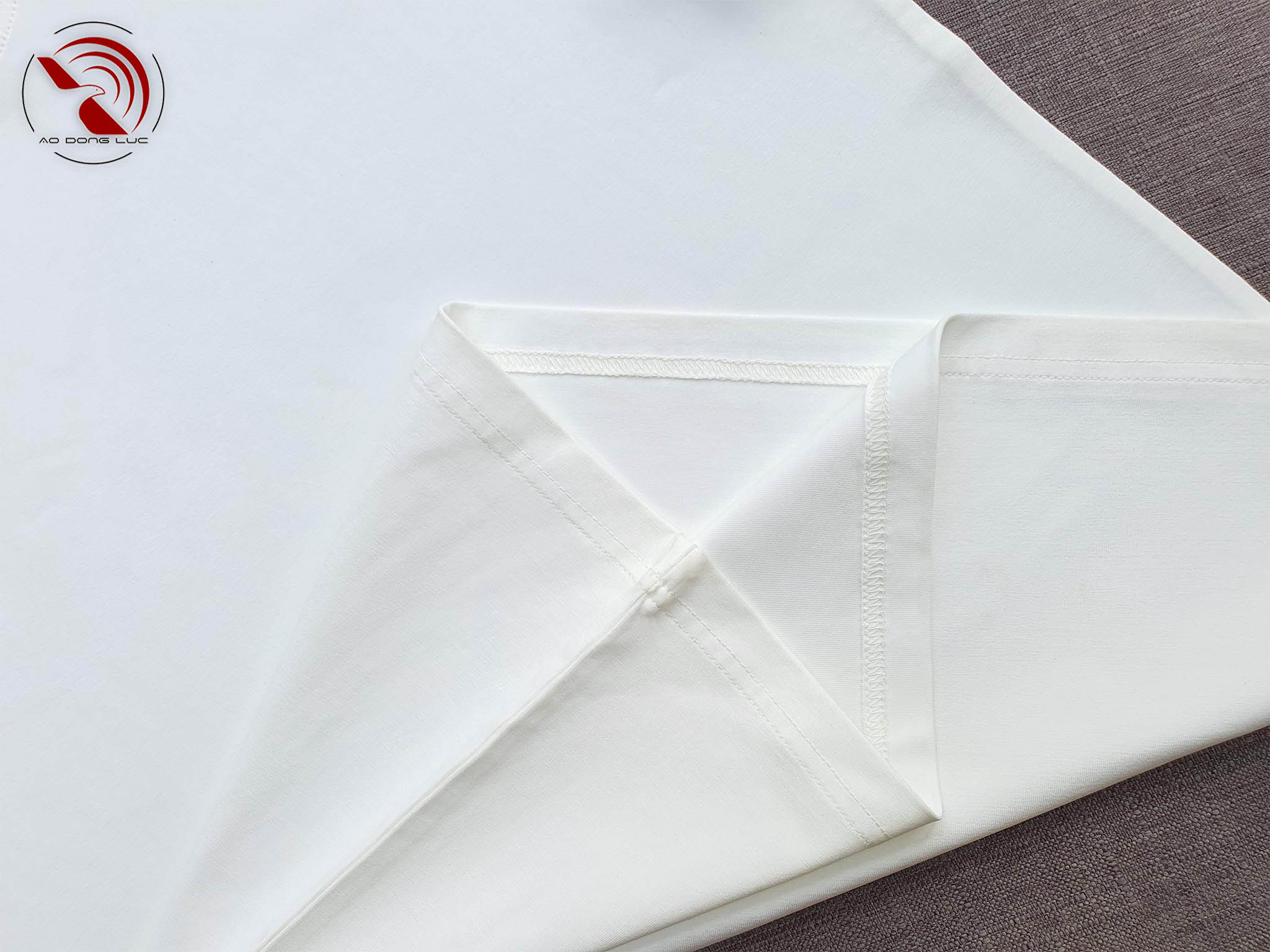Áo thun cổ tròn trắng - ao dong luc Chi tiết vạt áo áo thun cổ tròn ngắn tay cotton cao cấp màu trắng