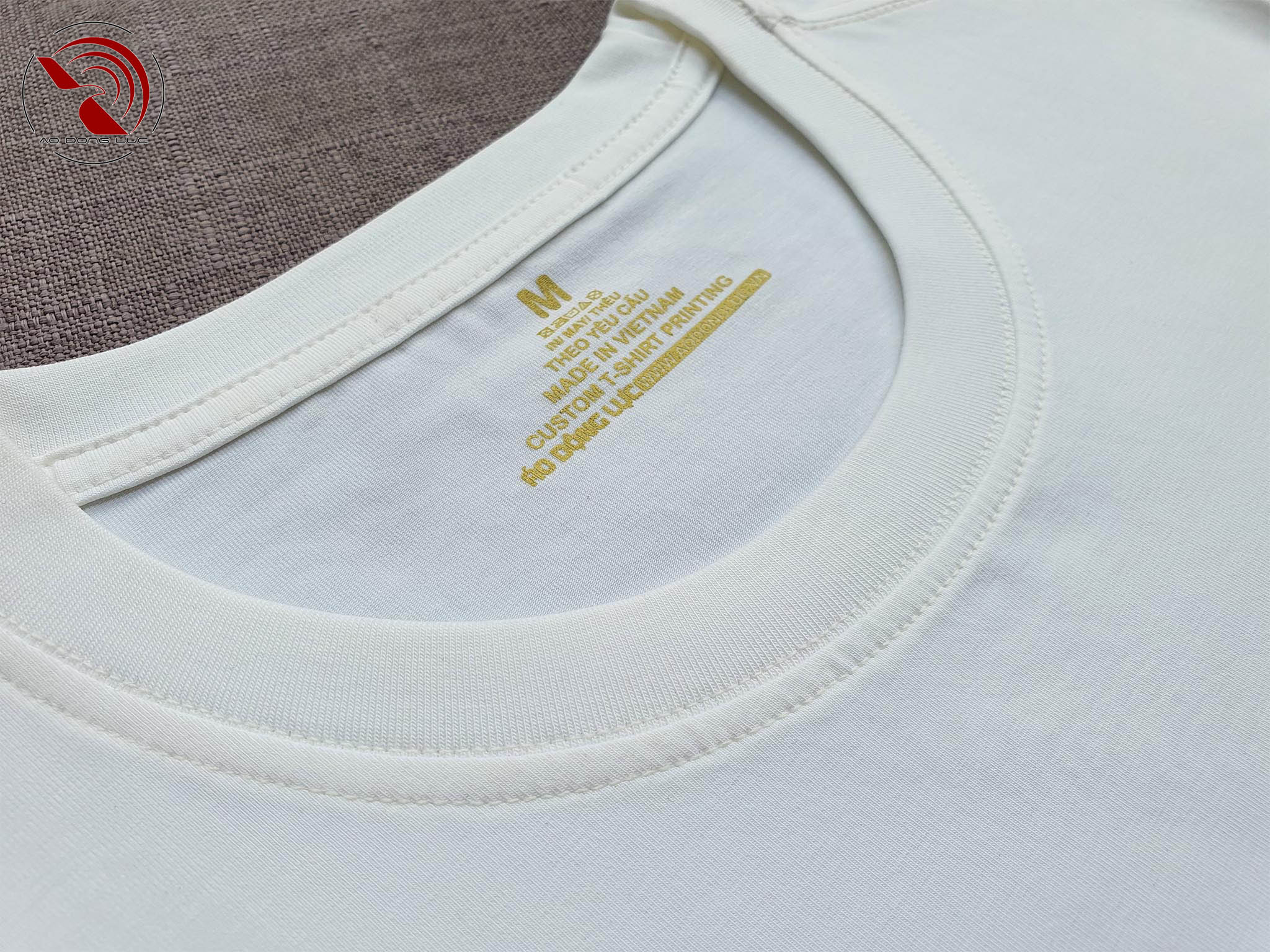 Áo thun cổ tròn trắng - ao dong luc Chi tiết cổ áo áo thun cổ tròn ngắn tay cotton cao cấp màu trắng