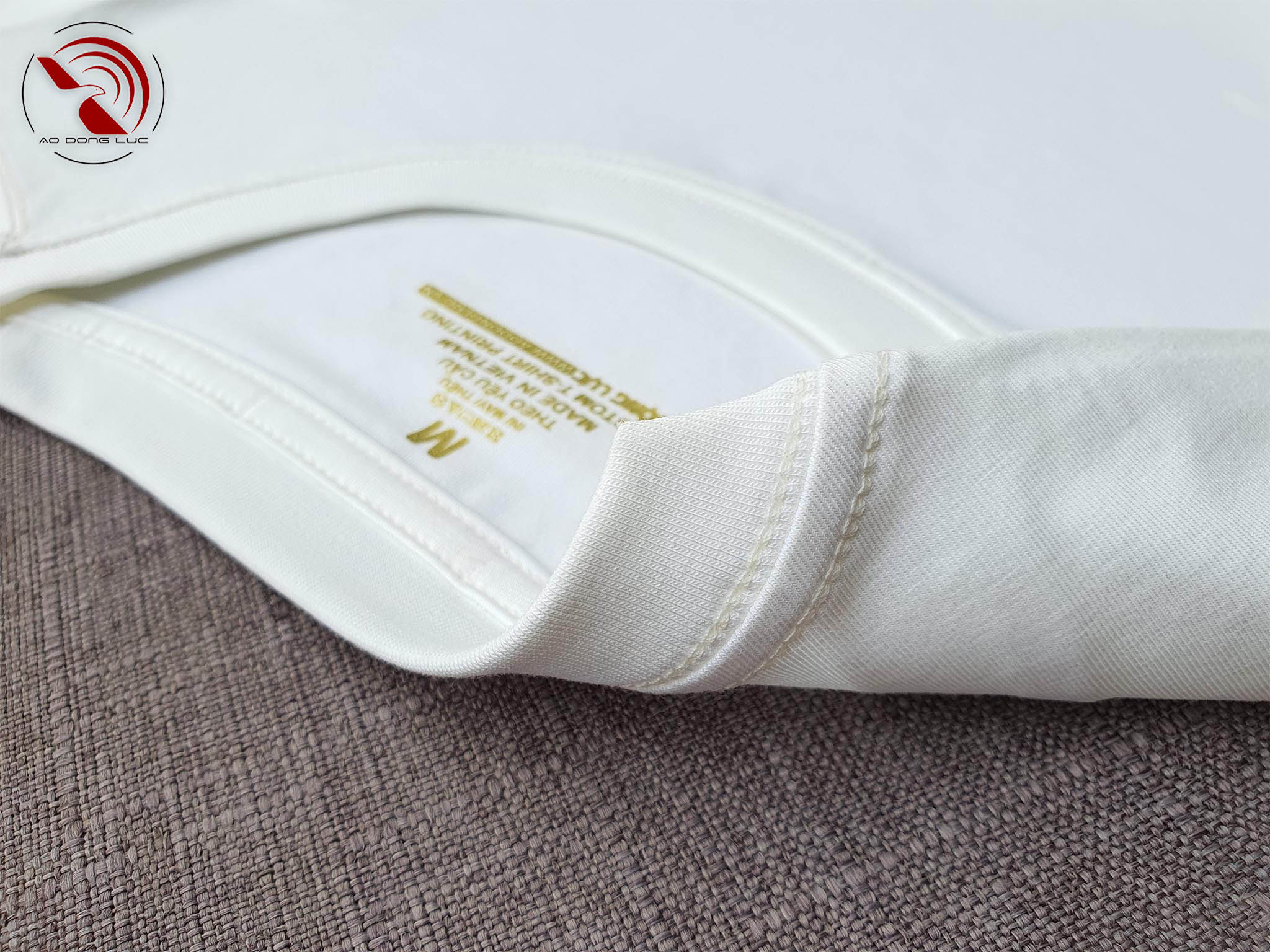 Áo thun cổ tròn trắng - ao dong luc Chi tiết đường may móc xích cổ áo thun cổ tròn cotton cao cấp màu trắng