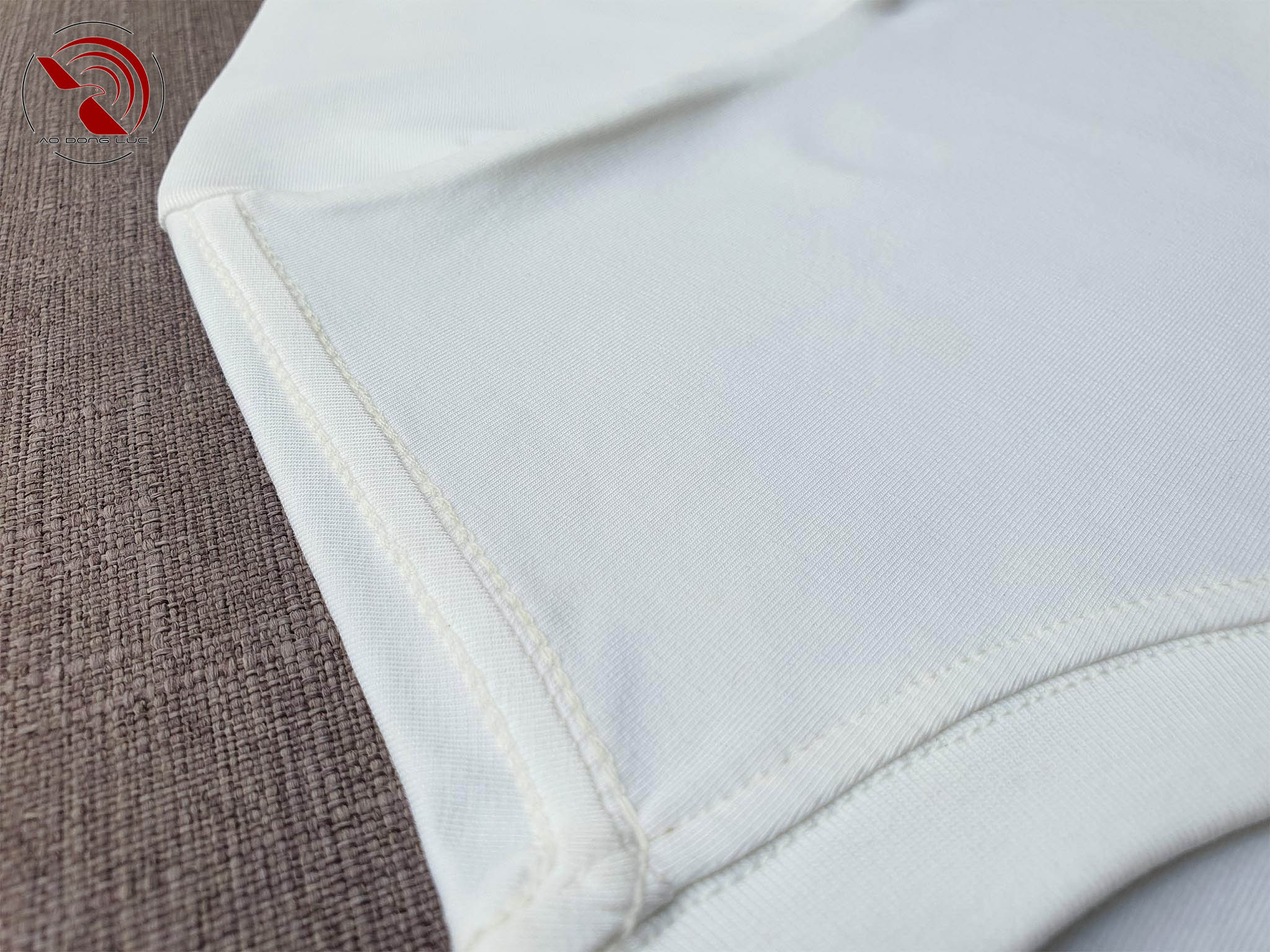 Áo thun cổ tròn trắng - ao dong luc Chi tiết đường may móc xích vai áo thun cổ tròn cotton cao cấp màu trắng