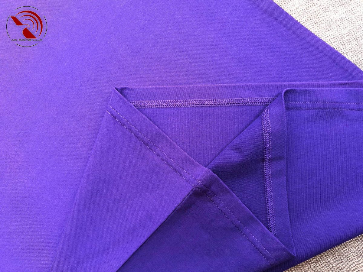 Chi tiết vạt áo áo thun cổ tròn ngắn tay cotton unisex màu tím huế