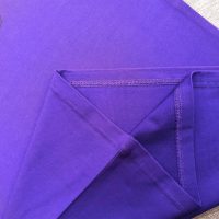 Chi tiết vạt áo áo thun cổ tròn ngắn tay cotton unisex màu tím huế