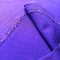 Chi tiết đường may áo thun cổ tròn ngắn tay cotton unisex màu tím huế