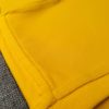 Chi tiết đường may móc xích vai áo thun cổ tròn cotton cao cấp màu vàng đậm
