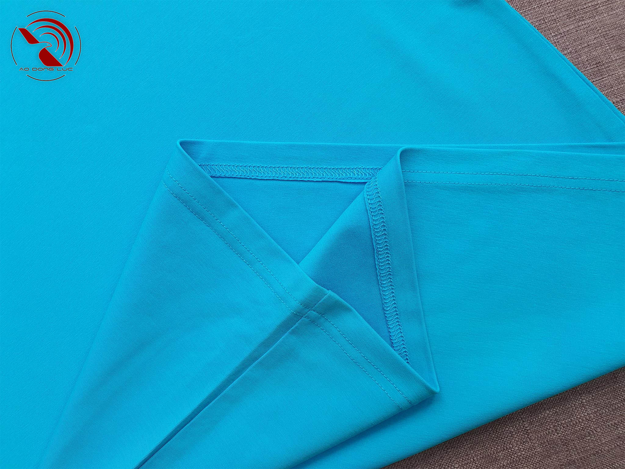 Chi tiết vạt áo áo thun cổ tròn ngắn tay cotton cao cấp xanh ya