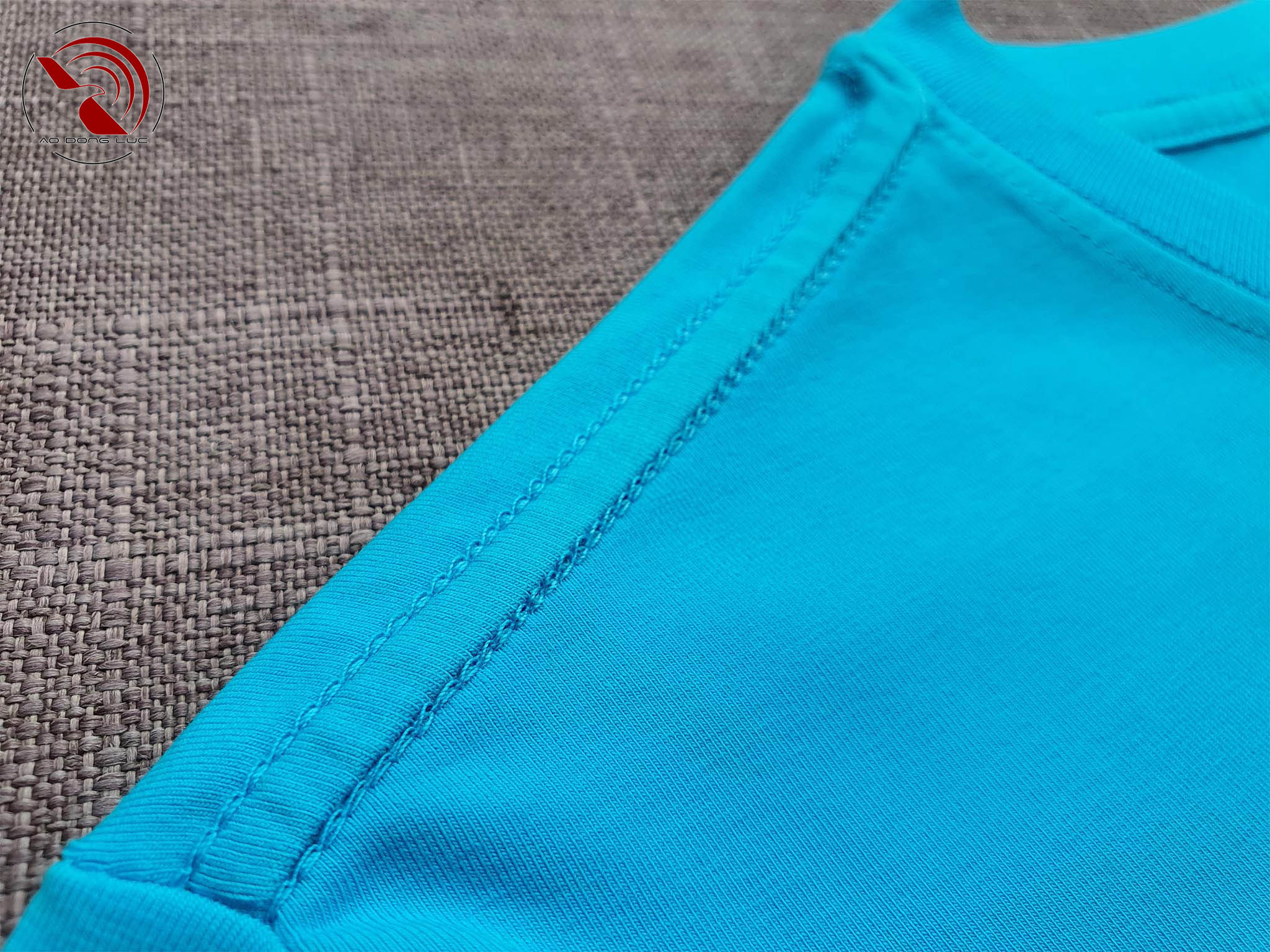 Chi tiết đường may móc xích vai áo thun cổ tròn ngắn tay cotton cao cấp xanh ya