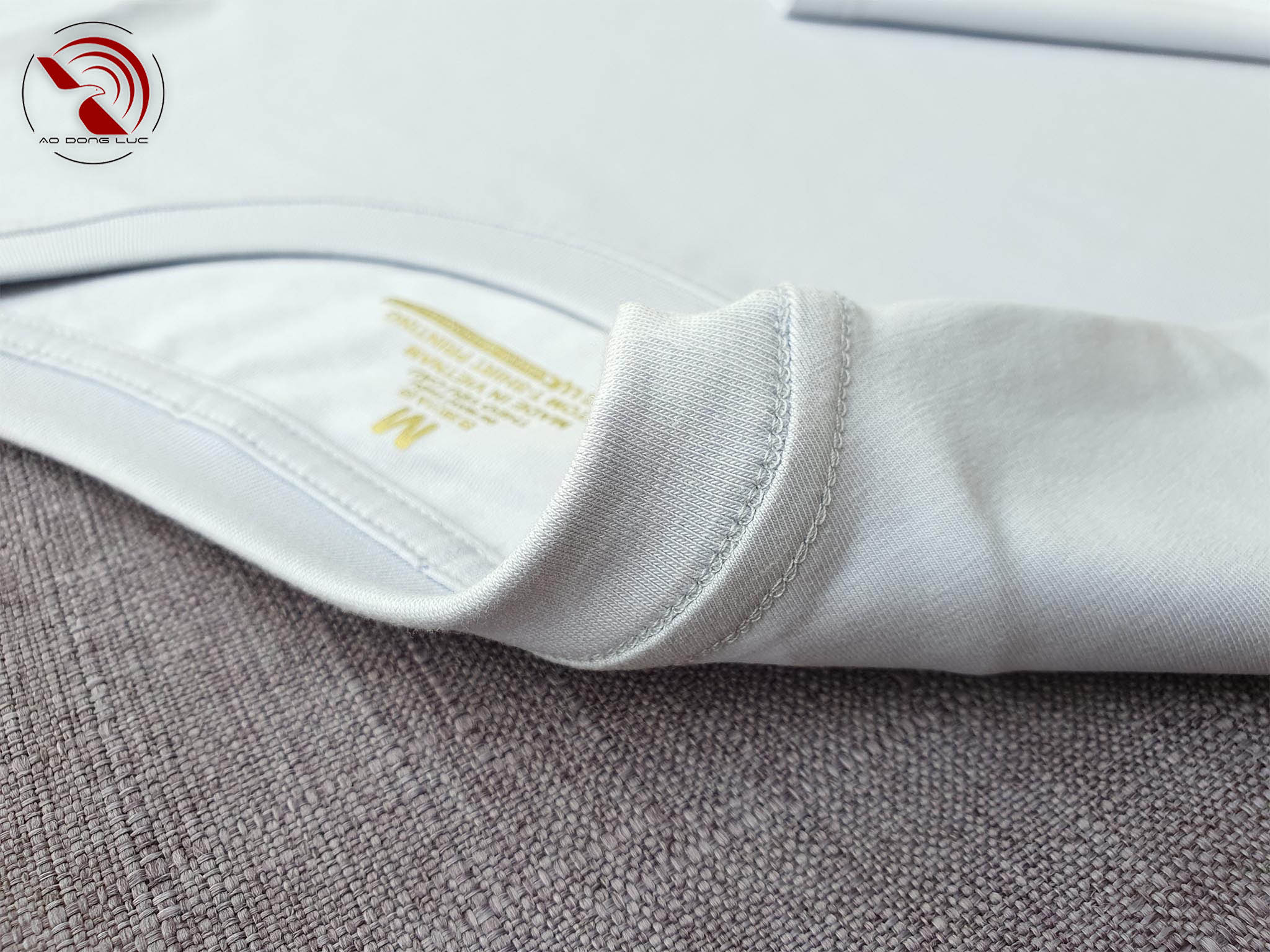 Chi tiết đường may móc xích cổ áo thun cổ tròn cotton cao cấp màu xám ghi đá