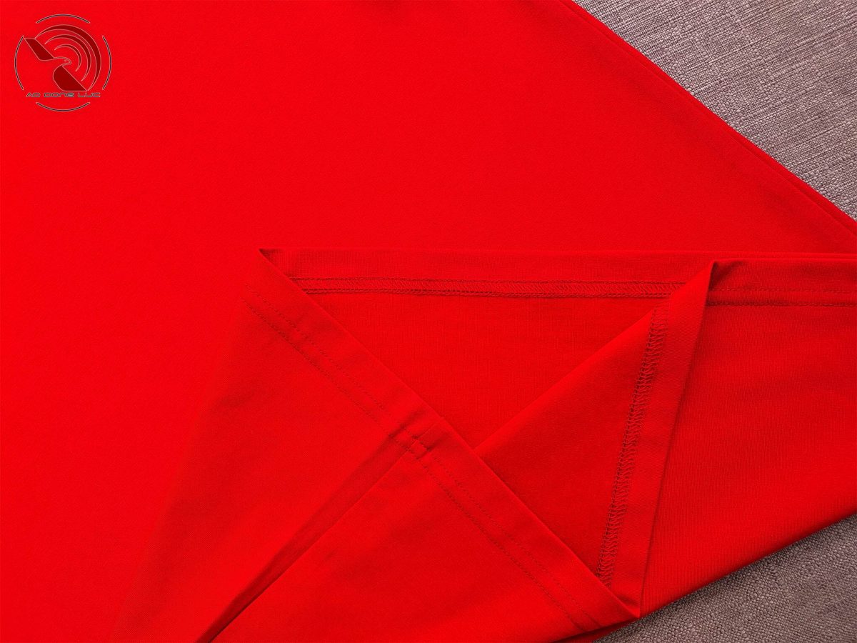Chi tiết vạt áo áo thun cổ tròn ngắn tay cotton cao cấp màu đỏ tươi