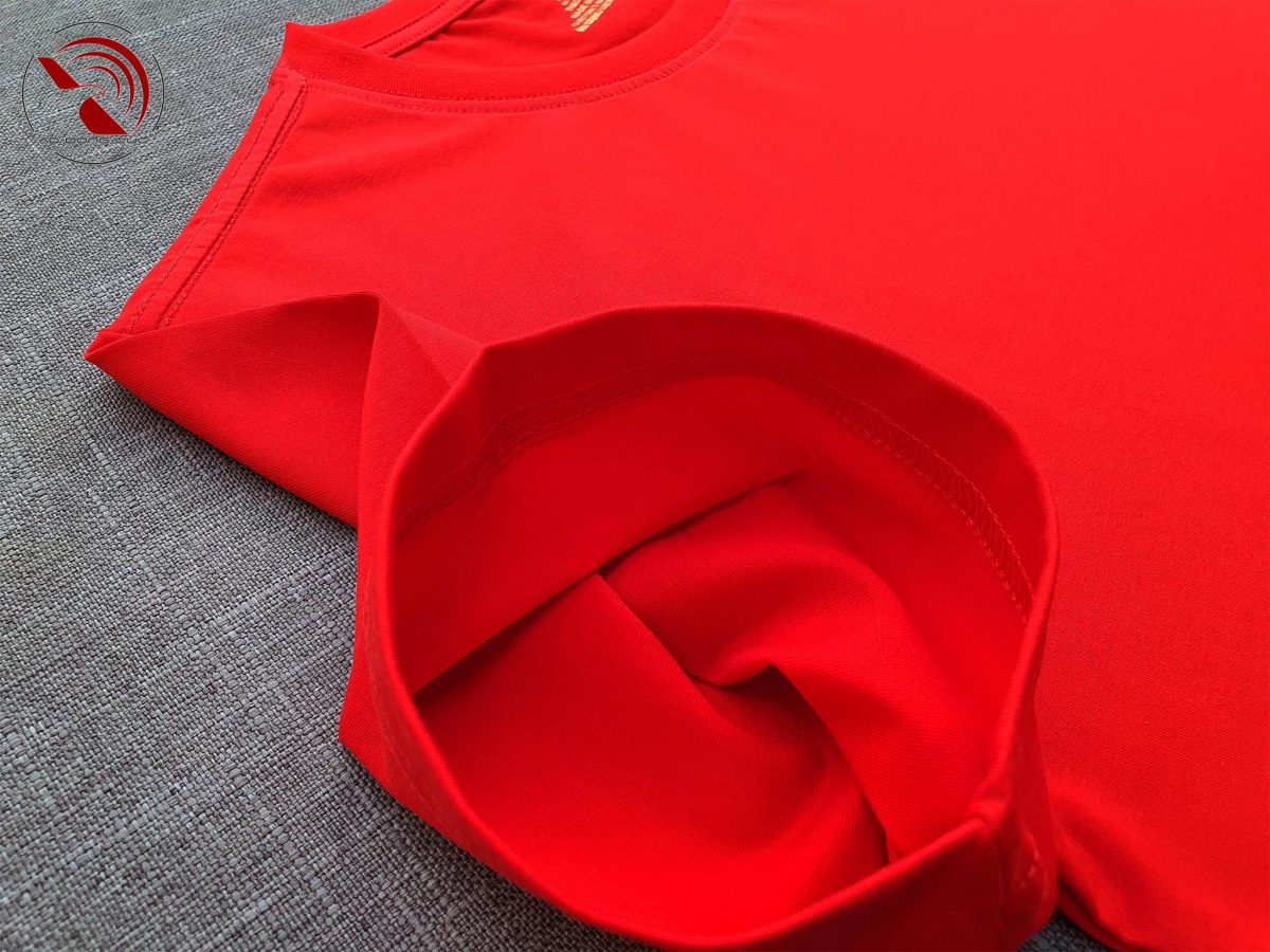 Chi tiết ống tay áo thun cổ tròn ngắn tay cotton cao cấp màu đỏ tươi