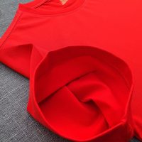 Chi tiết ống tay áo thun cổ tròn ngắn tay cotton cao cấp màu đỏ tươi