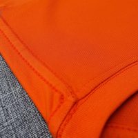 Chi tiết đường may móc xích vai áo thun cổ tròn ngắn tay cotton cao cấp màu cam
