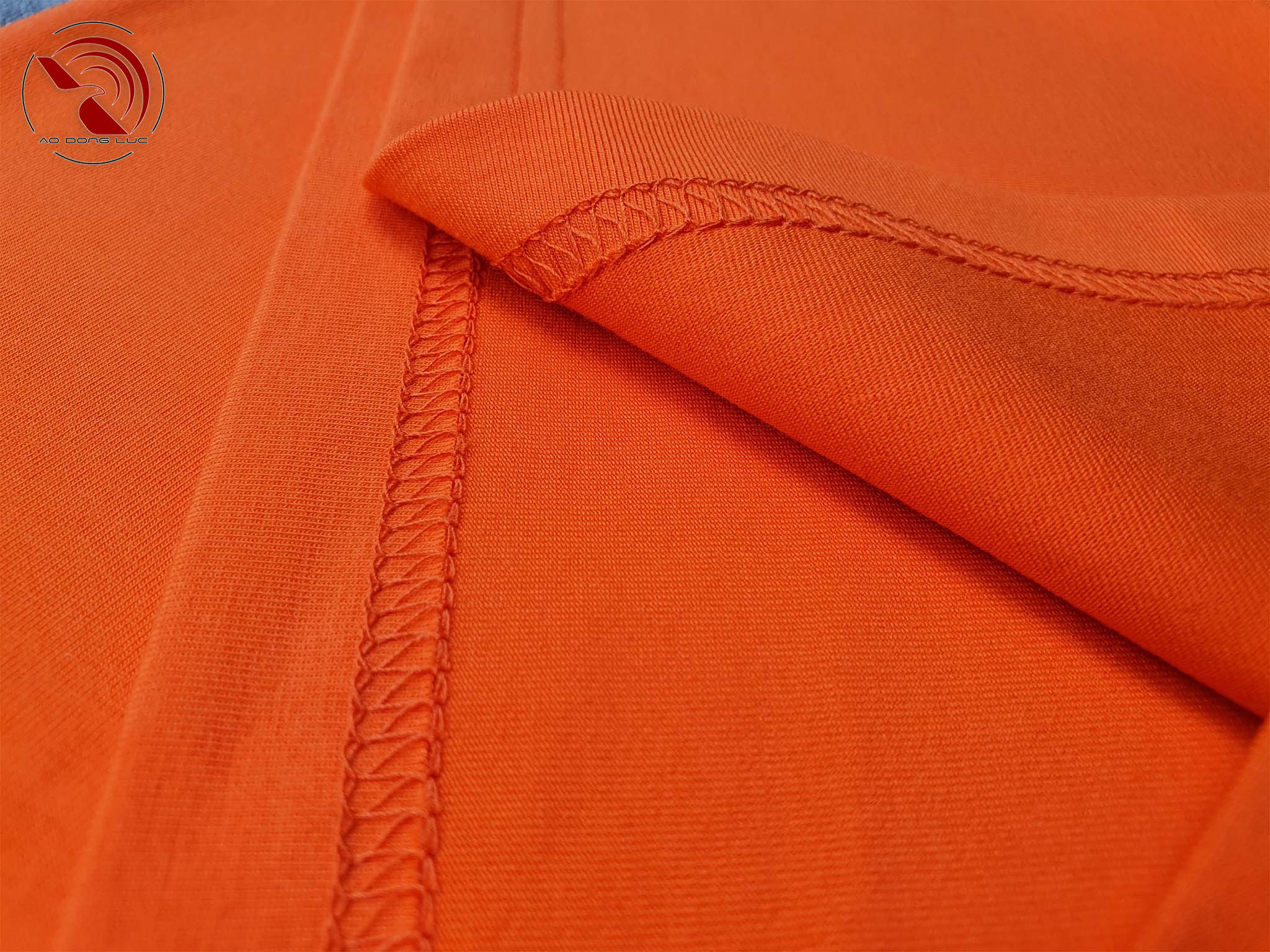 Áo thun cổ tròn cam - ao dong luc Chi tiết đường may áo thun cổ tròn ngắn tay cotton cao cấp màu cam
