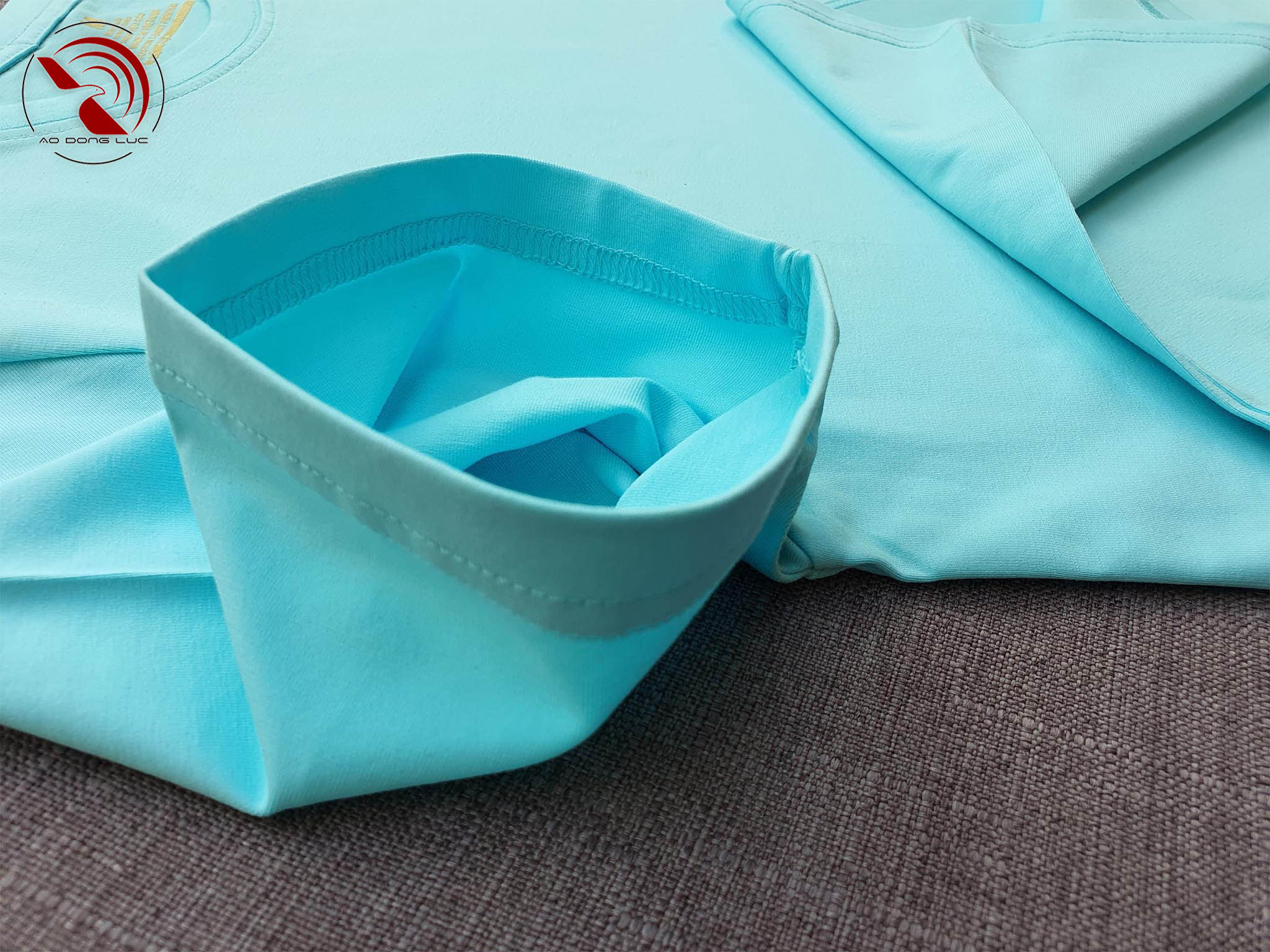 Chi tiết tay áo áo thun cổ tròn ngắn tay cotton cao cấp màu thiên thanh