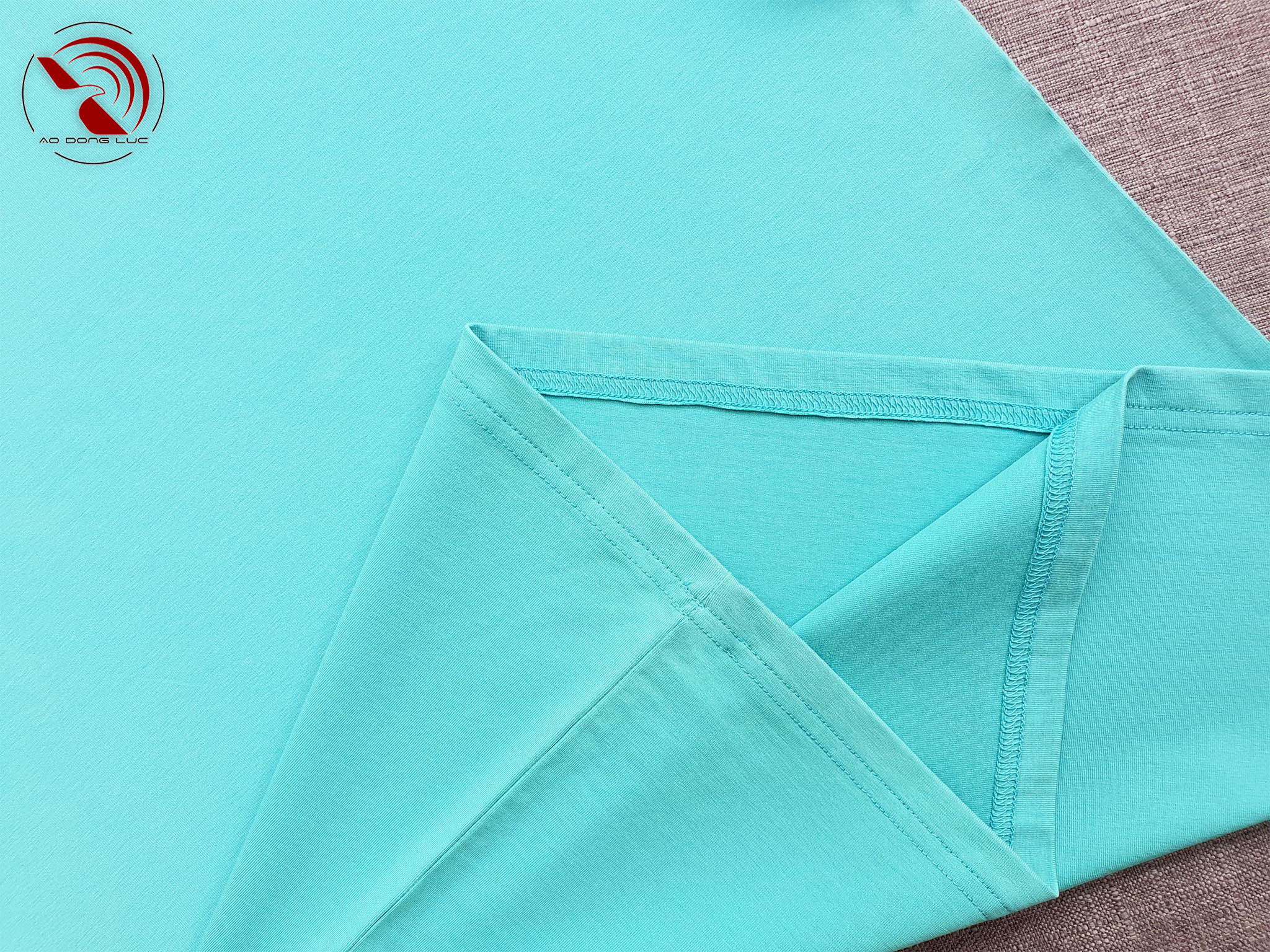 Chi tiết đường may và vạt áo áo thun cổ tròn ngắn tay cotton cao cấp thiên thanh