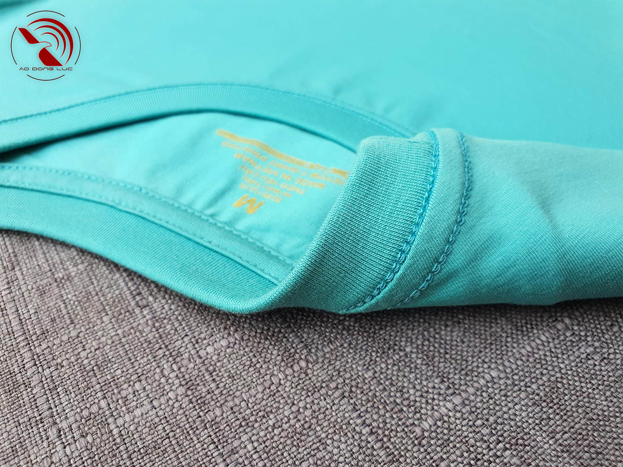 Chi tiết đường may và cổ áo áo thun cổ tròn ngắn tay cotton cao cấp thiên thanh