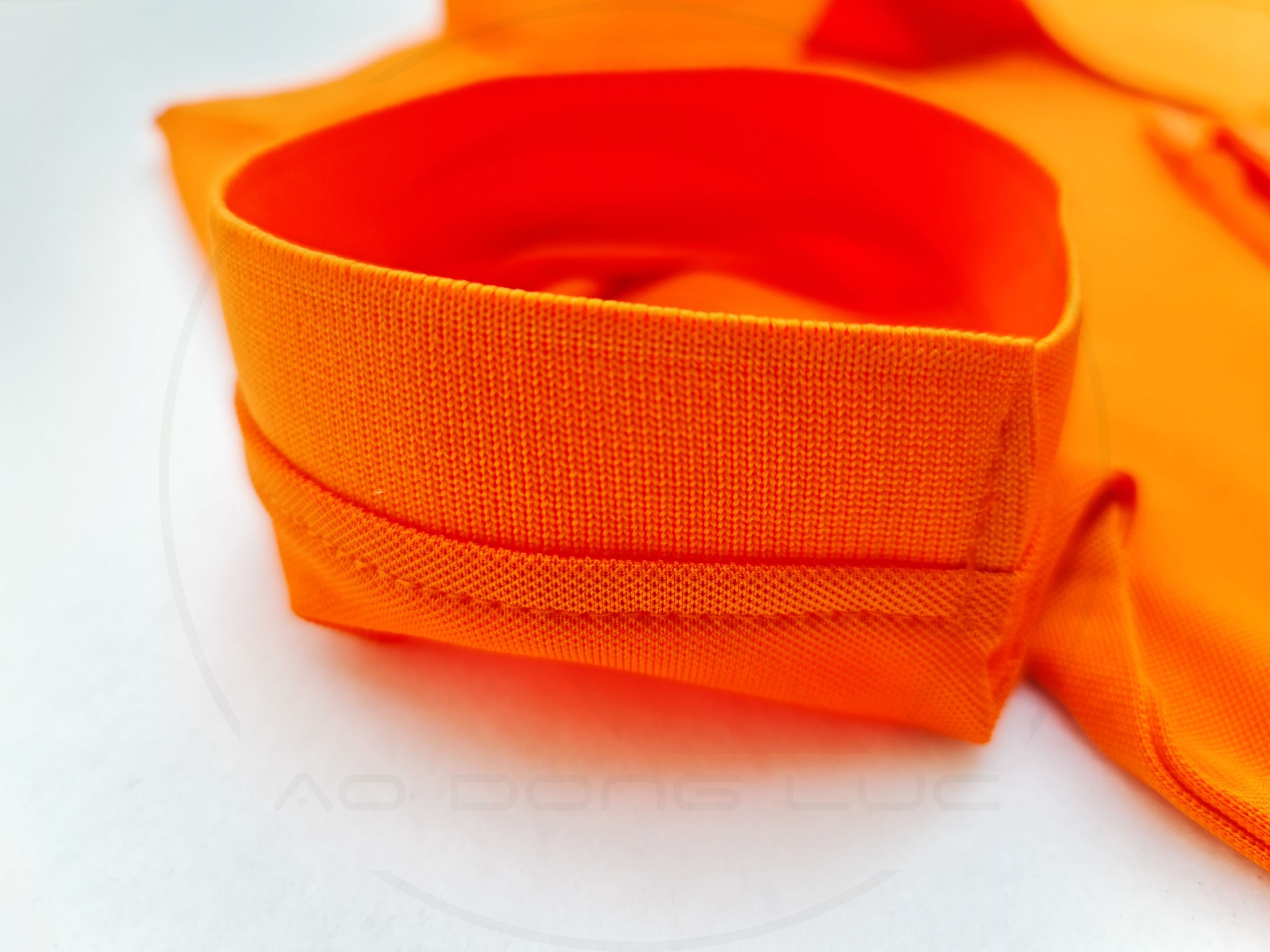 Chi tiết bo tay áo thun cổ trụ polo bo trơn cá sấu lạnh màu cam
