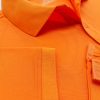 Chi tiết đường may và vạt áo áo thun cổ trụ polo bo trơn cá sấu lạnh màu cam
