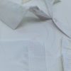 Chi tiết đường may và vạt áo áo thun cổ trụ polo bo trơn cá sấu lạnh màu trắng