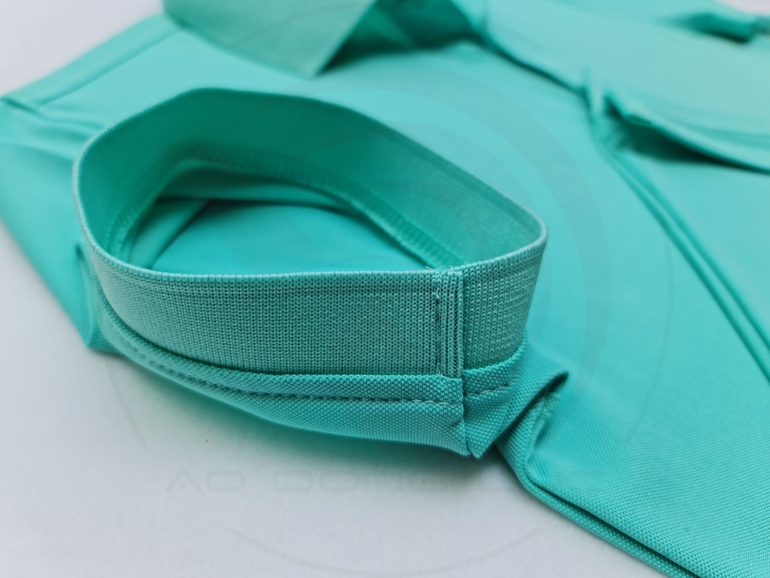 Chi tiết bo tay áo thun cổ trụ polo bo trơn cá sấu lạnh xanh ngọc