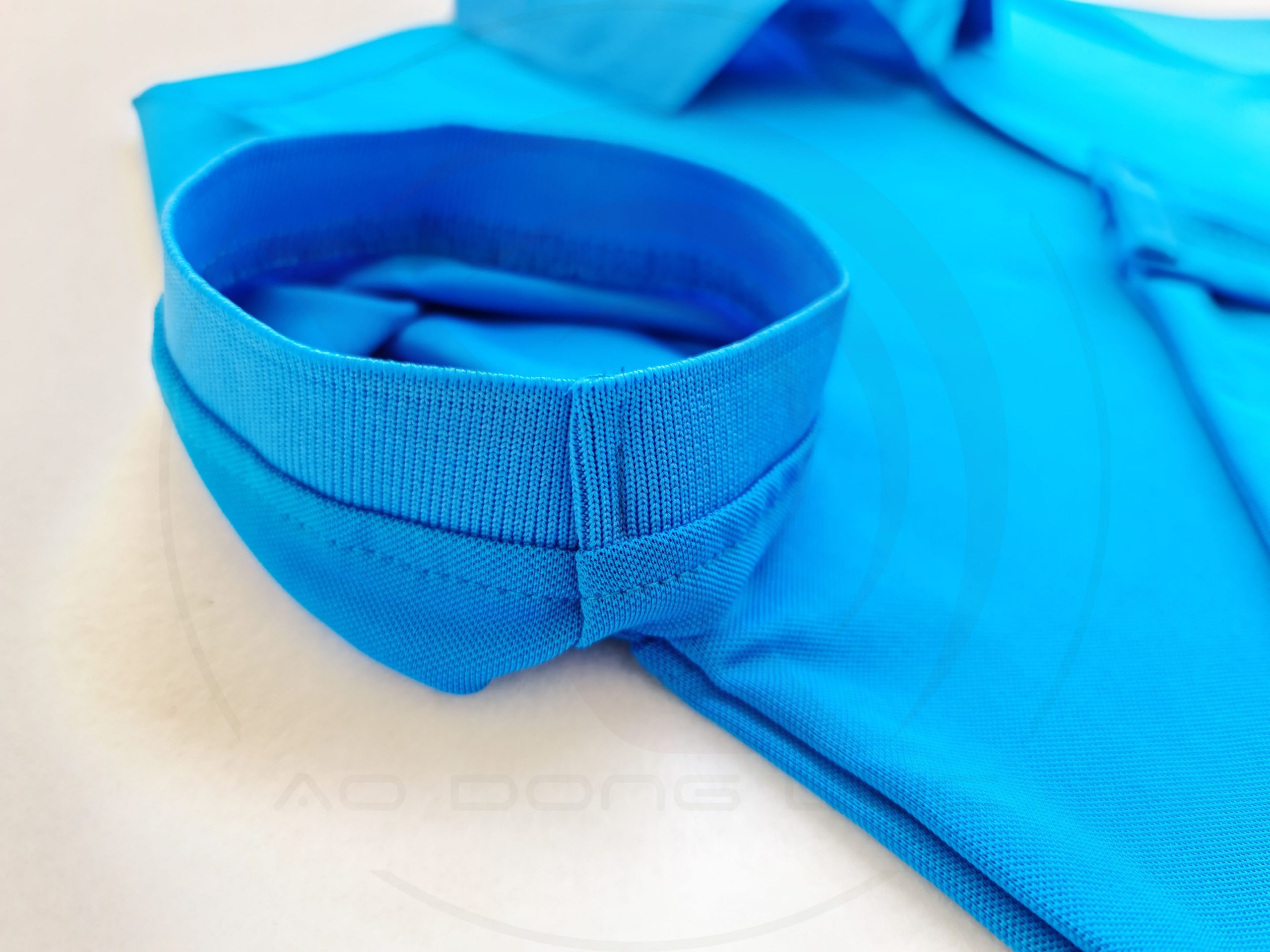 Chi tiết bo tay áo thun cổ trụ polo bo trơn cá sấu lạnh màu xanh ya