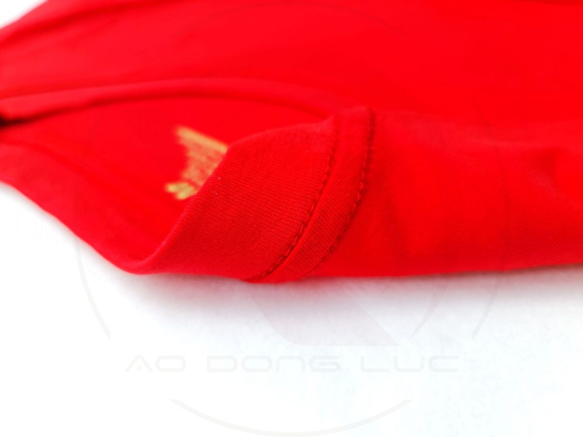 Chi tiết đường may móc xích cổ áo áo thun cổ tròn ngắn tay cotton unisex đỏ tươi