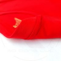 Chi tiết đường may móc xích cổ áo áo thun cổ tròn ngắn tay cotton unisex đỏ tươi