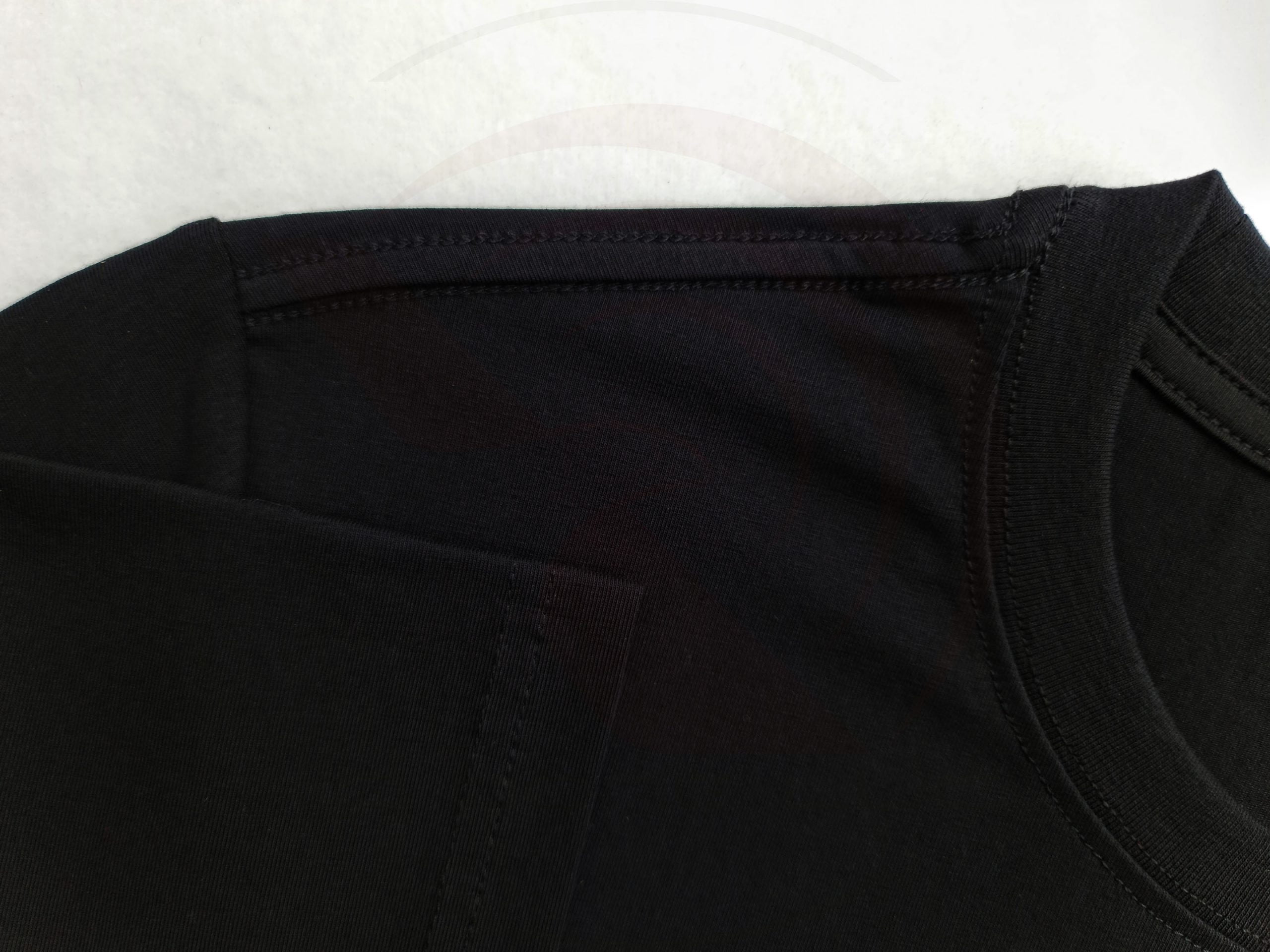 Chi tiết đường may móc xích áo thun cổ tròn ngắn tay cotton unisex màu đen