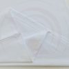 Chi tiết đường may và vạt áo áo thun cổ tròn ngắn tay cotton unisex màu trắng