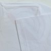 Chi tiết đường may móc xích áo thun cổ tròn ngắn tay cotton unisex màu trắng