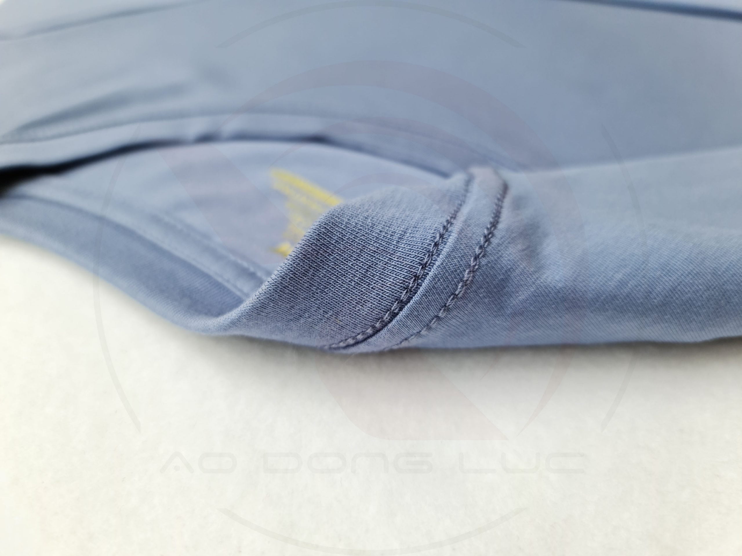 Chi tiết đường may móc xích cổ áo áo thun cổ tròn ngắn tay cotton unisex xám xanh
