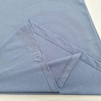Chi tiết đường may và vạt áo áo thun cổ tròn ngắn tay cotton unisex màu xám xanh