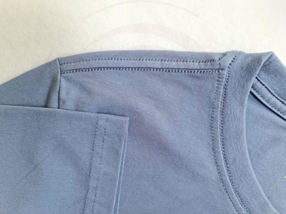 Chi tiết đường may và cổ áo áo thun cổ tròn ngắn tay cotton unisex màu xám xanh