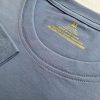 Chi tiết đường may và cổ áo áo thun cổ tròn ngắn tay cotton unisex màu xám xanh