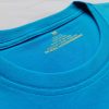 Chi tiết đường may và cổ áo áo thun cổ tròn ngắn tay cotton unisex xanh ya
