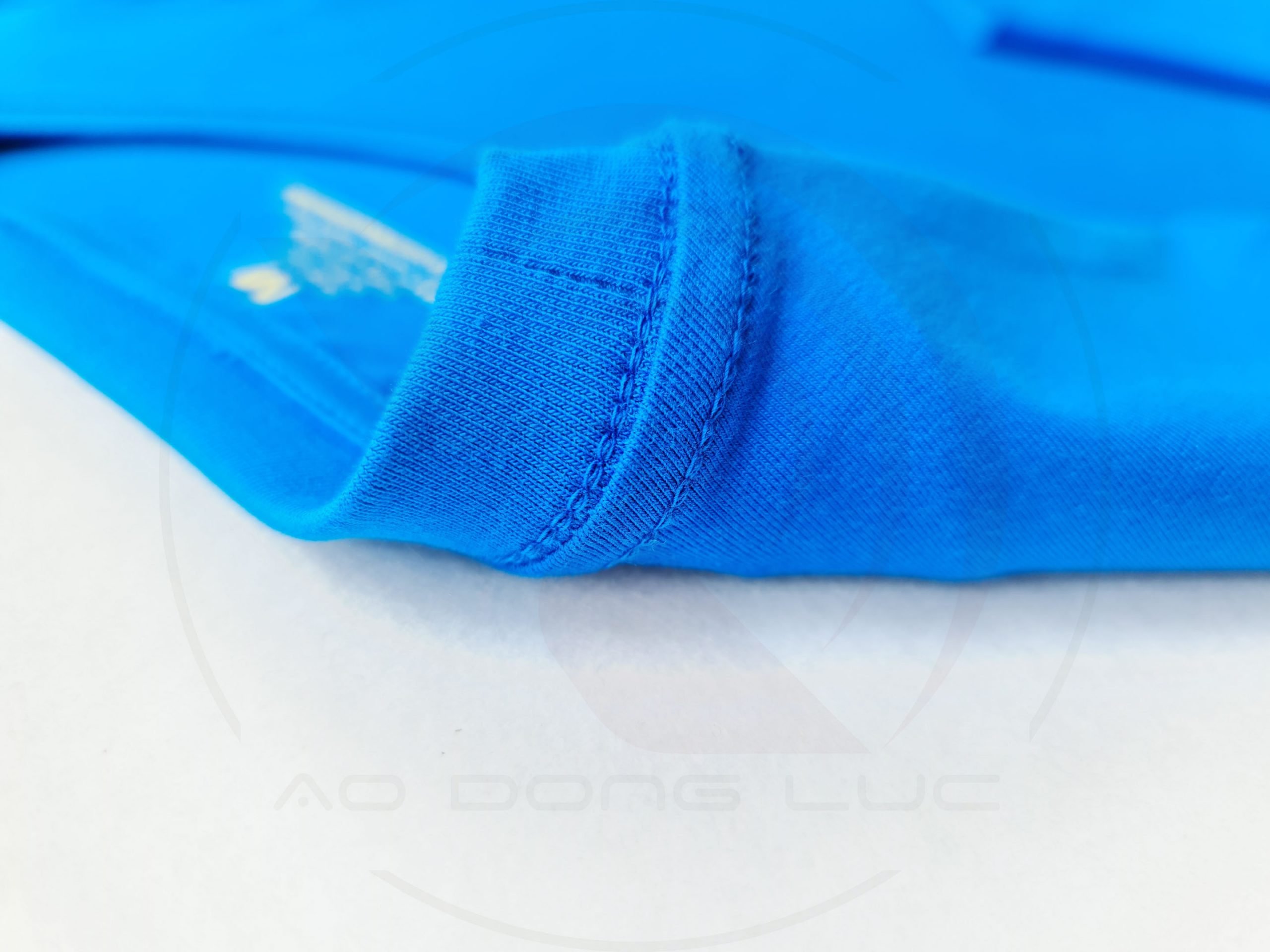 Chi tiết đường may móc xích cổ áo áo thun cổ tròn ngắn tay cotton unisex màu ya đậm