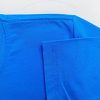 Chi tiết đường may móc xích cổ áo áo thun cổ tròn ngắn tay cotton unisex màu ya đậm