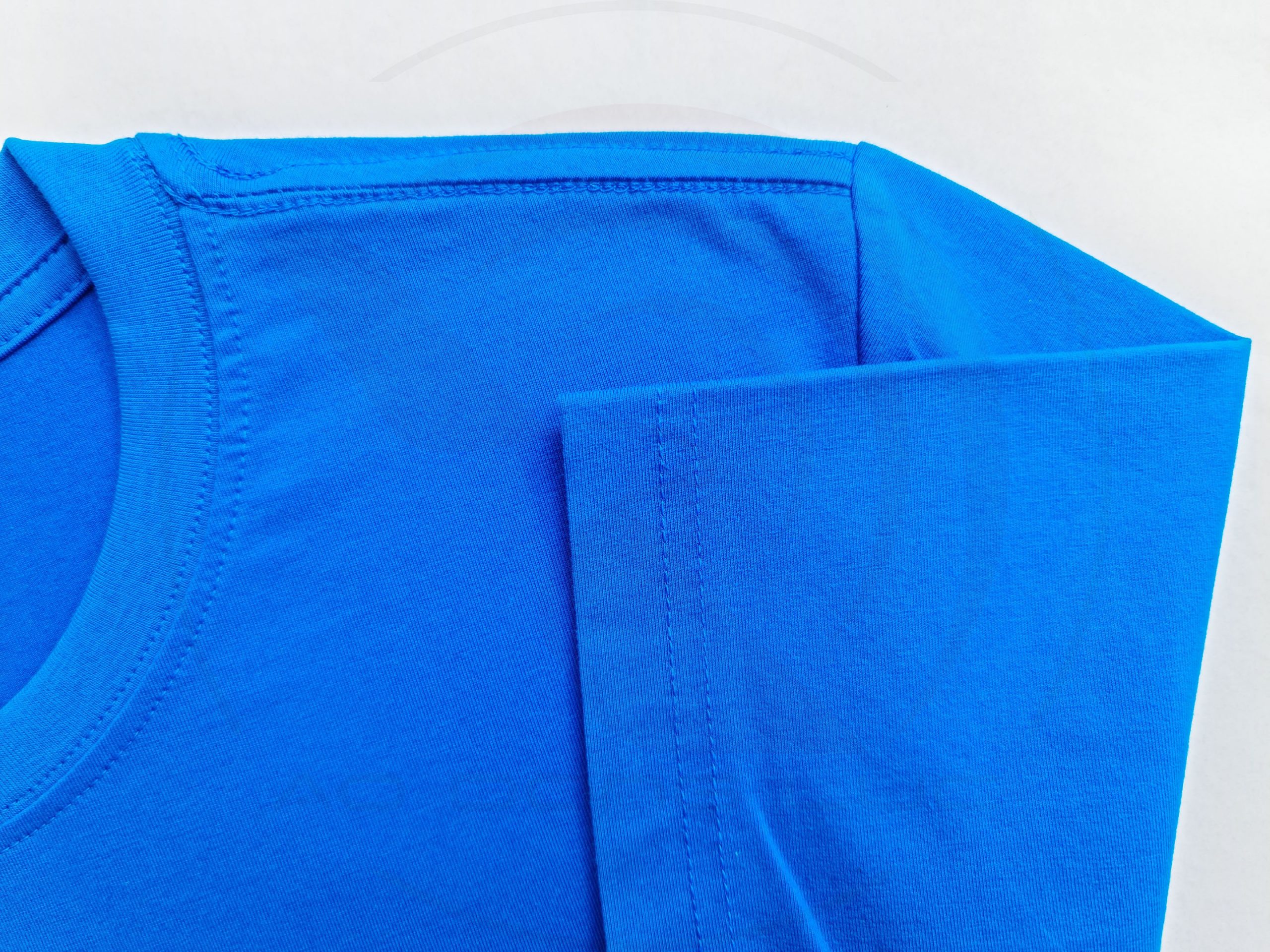 Chi tiết đường may móc xích cổ áo áo thun cổ tròn ngắn tay cotton unisex màu ya đậm