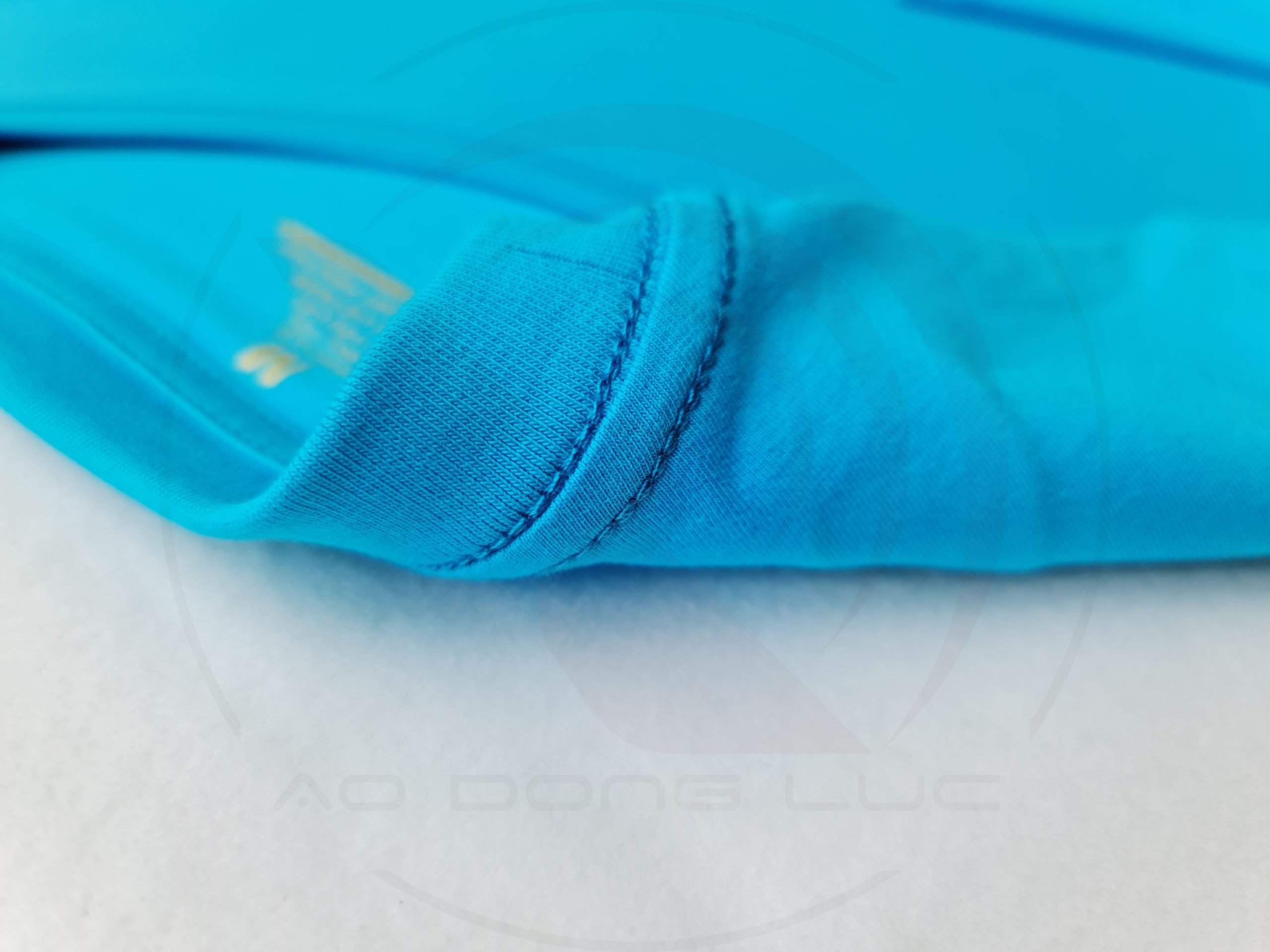Chi tiết đường may móc xích cổ áo áo thun cổ tròn ngắn tay cotton unisex xanh ya