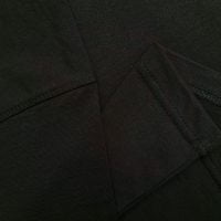 Chi tiết đường may và vạt áo áo thun cổ tròn tay lỡ cotton oversize màu đen
