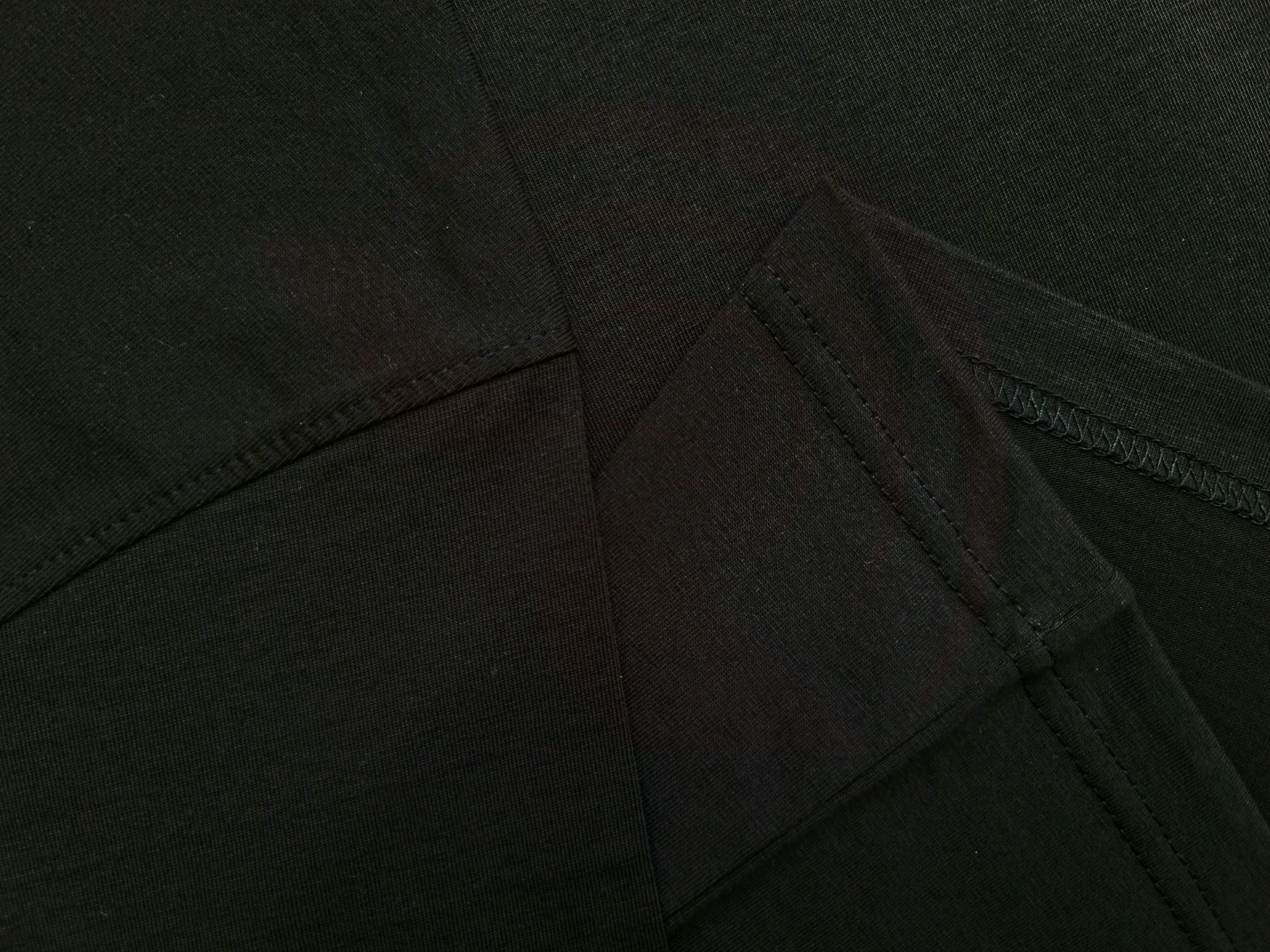 Chi tiết đường may và vạt áo áo thun cổ tròn tay lỡ cotton oversize màu đen