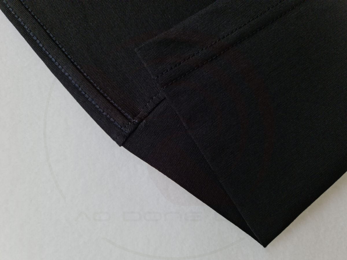 Chi tiết đường may móc xích cầu vai áo thun tay lỡ cotton oversize màu đen
