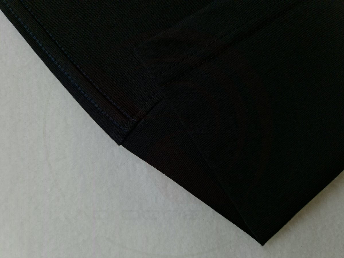Chi tiết đường may móc xích cầu vai áo thun tay lỡ cotton oversize màu đen