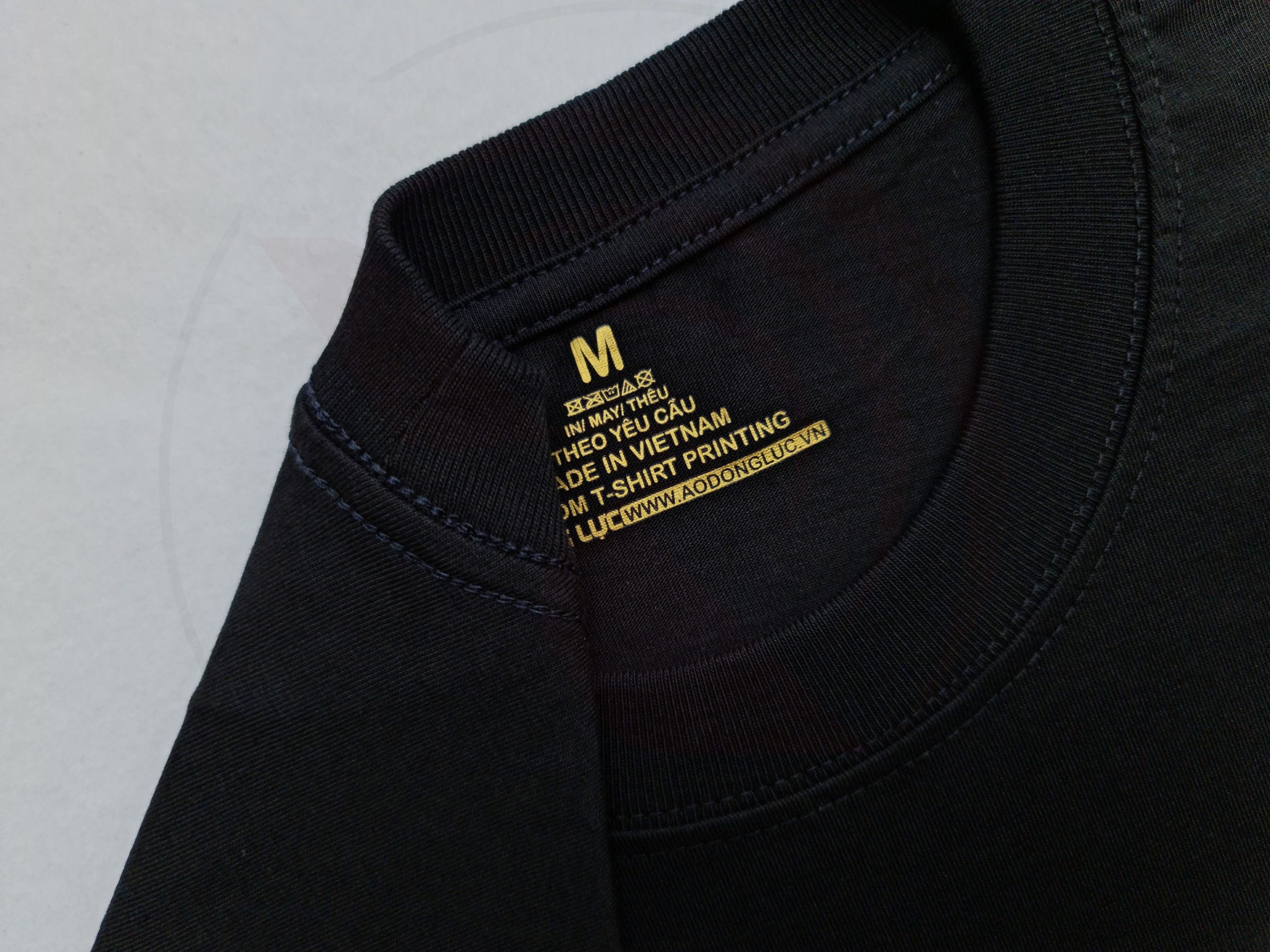 Chi tiết đường may và cổ áo áo thun tay lỡ cotton oversize màu đen