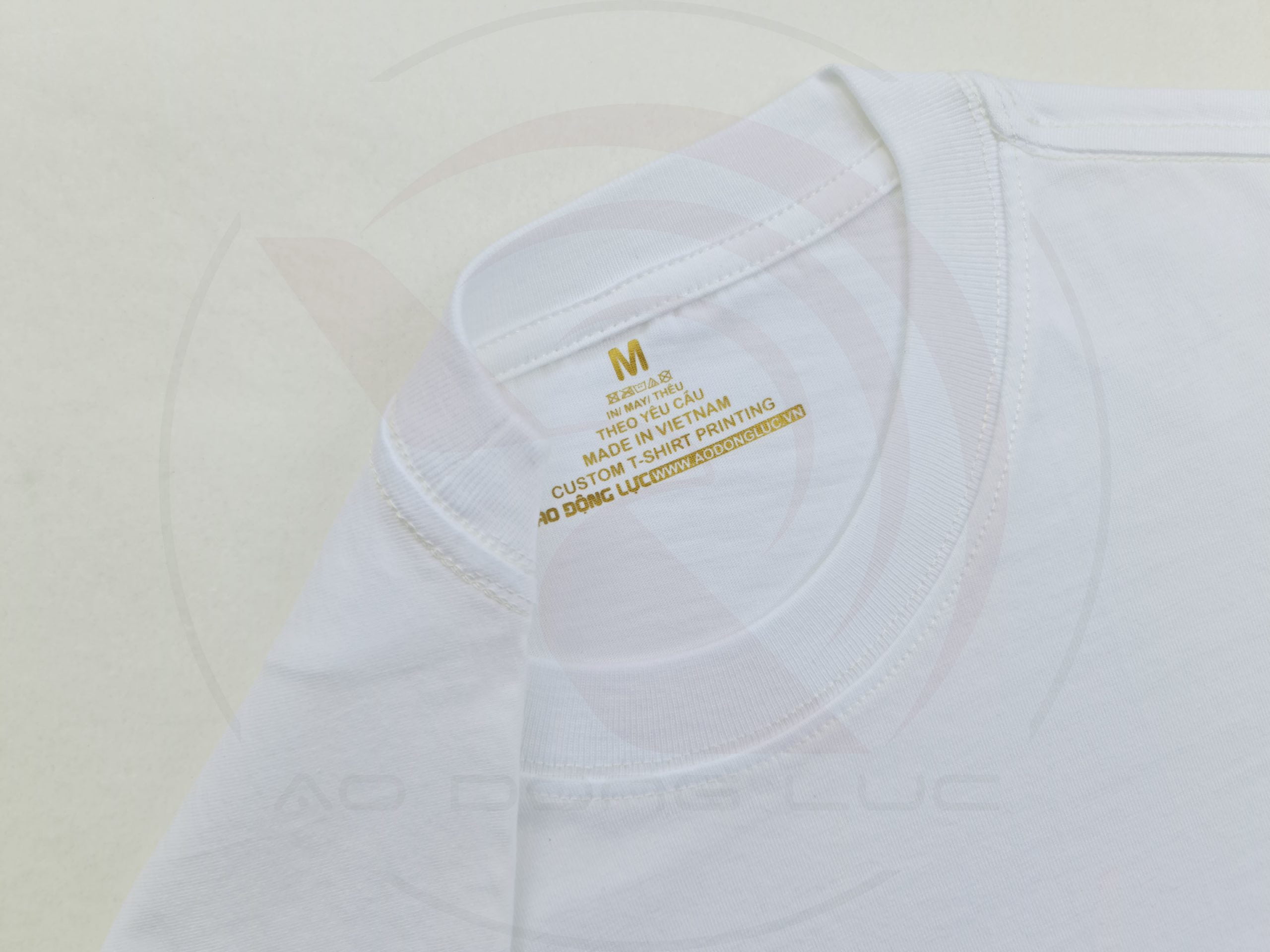 áo thun trơn, oversize, cổ tròn, tay lỡ, bo ríp, đen, t Chi tiết đường may và cổ áo áo thun cổ tròn tay lỡ cotton oversize màu trắng