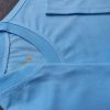 Chi tiết đường may và cổ áo bo ríp áo thun cổ tròn ngắn tay supe unisex thiên thanh