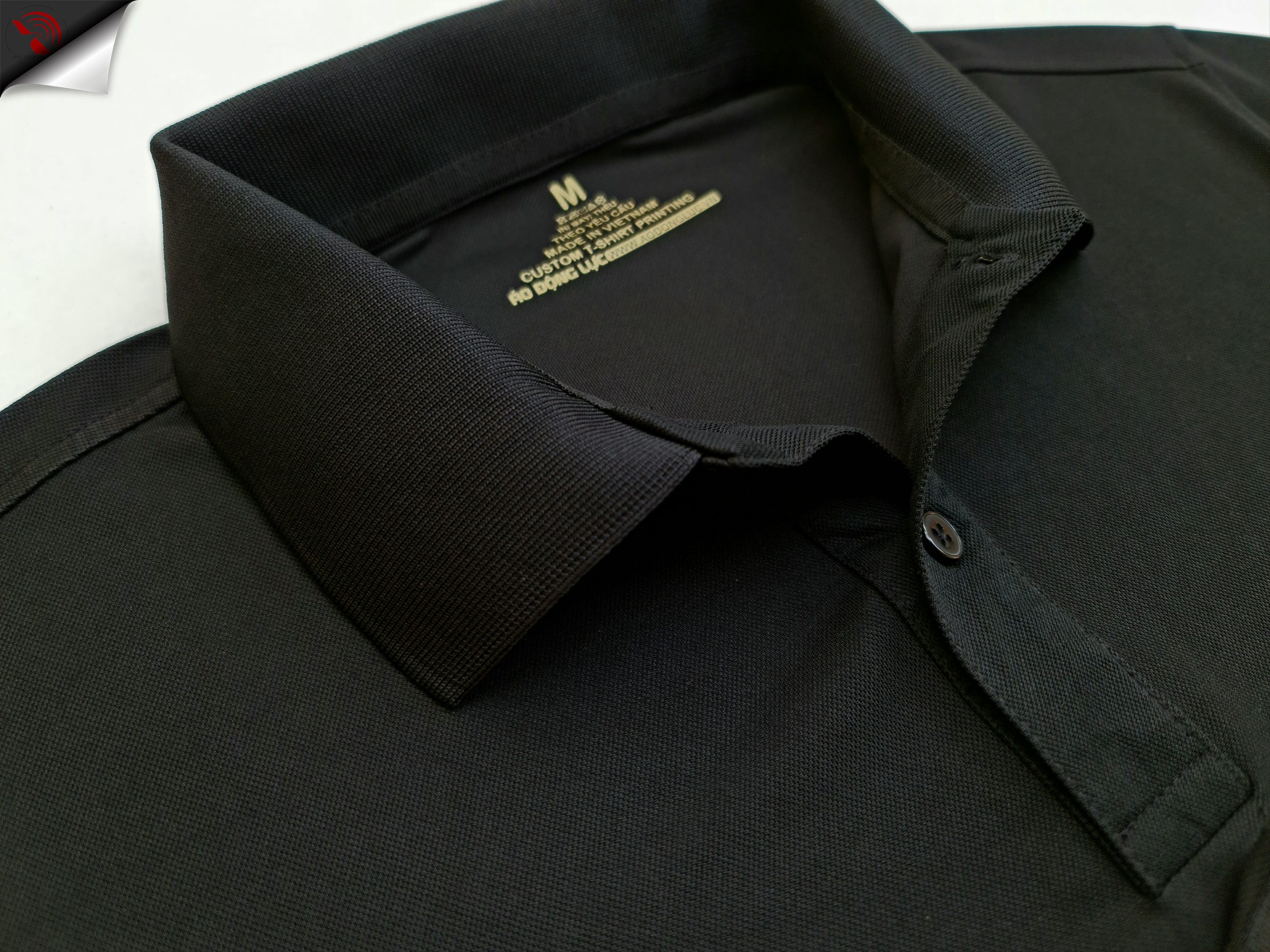 Chi tiết bo cổ, trụ cổ và đường may áo cổ trụ polo bo trơn unisex cá sấu mè màu đen