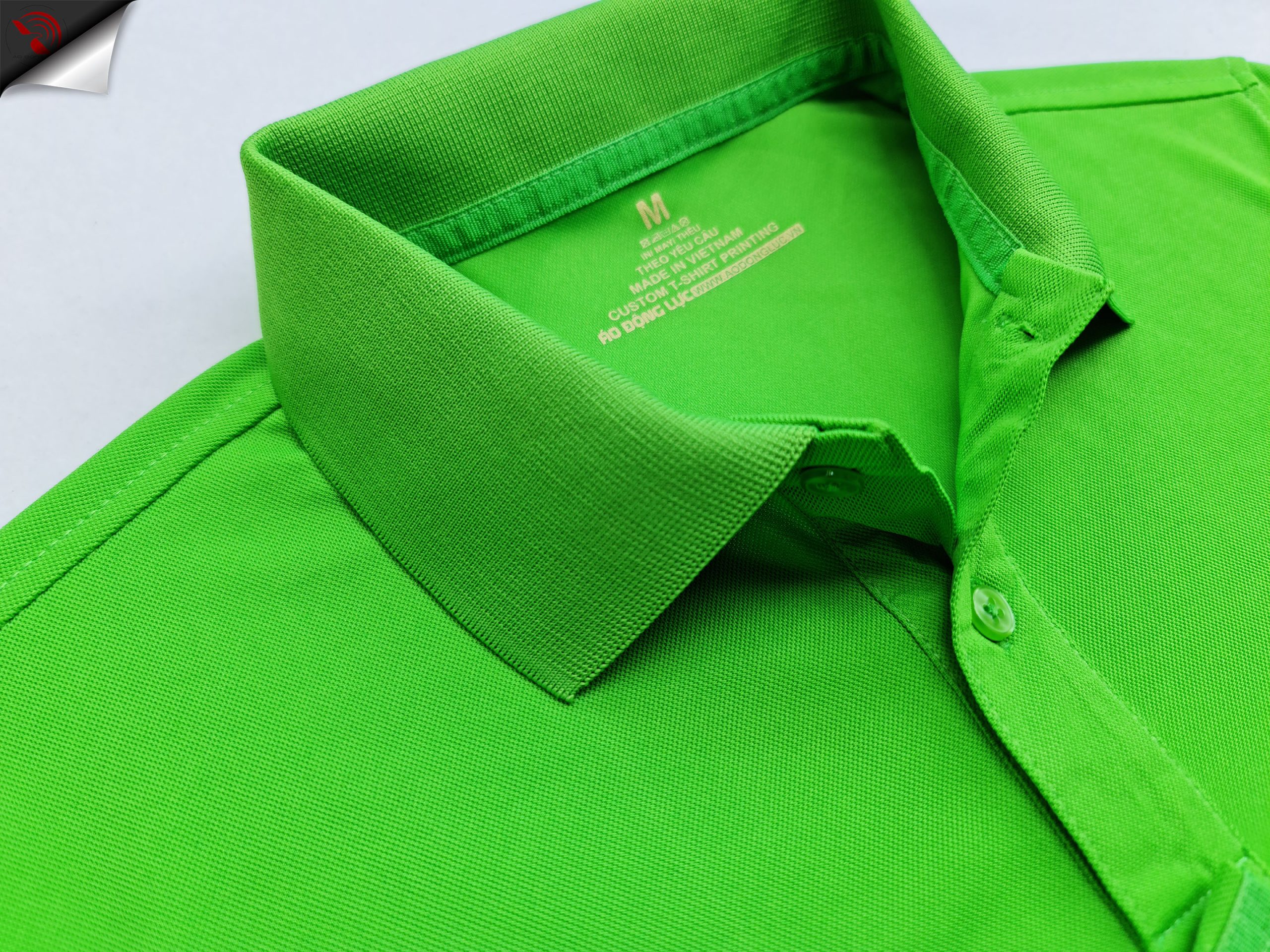 Chi tiết bo cổ, trụ cổ và đường may áo cổ trụ polo bo trơn unisex cá sấu mè xanh lá