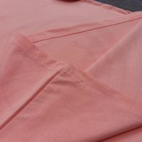 Chi tiết đường may và vạt áo áo thun cổ tròn ngắn tay supe unisex màu hồng dâu