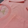 Hình chụp chi tiết đường may áo thun cổ tròn ngắn tay supe unisex màu hồng dâu